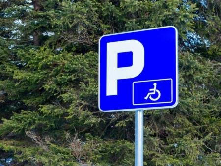 Nadzor parkiranja na mestih za invalide
