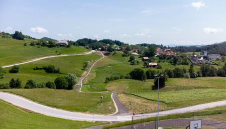 Urejena pešpot na Sv. Štefanu povezuje središče kraja s podružnično šolo. 