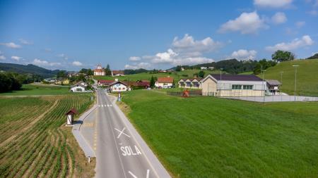 Avtobusni postajališči in signalizacija v bližini POŠ Zibika. 