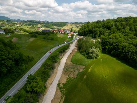 Kolesarska povezava Belo-Mestinje ob glavni cesti med gradnjo. 