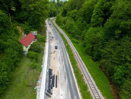 Kolesarska povezava Mestinje-Podplat ob glavni cesti med gradnjo. 