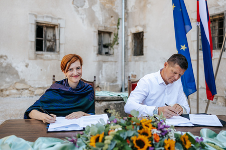 Ministrica dr. Asta Vrečko in župan Matija Čakš. Foto: Matic Javornik