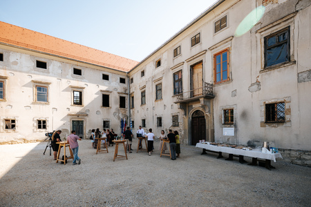 Podpis pogodb je potekal na dvorišču dvorca. Foto: Matic Javornik