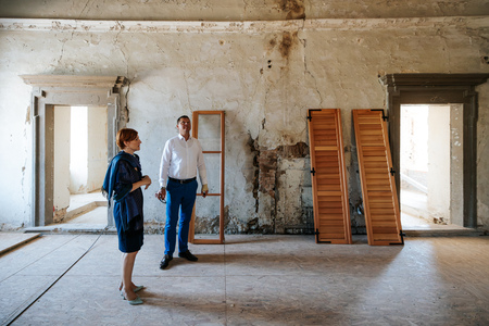 Ministrica in župan med ogledom dvorca. Foto: Matic Javornik