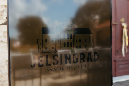 Logotip dvorca je oblikoval dr. Marko Samec.