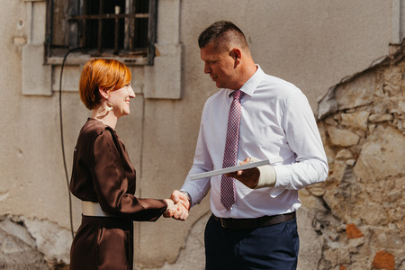 Župan je ministrici izročil repliko plošče, ki je vzidana nad vhodnim portalom.