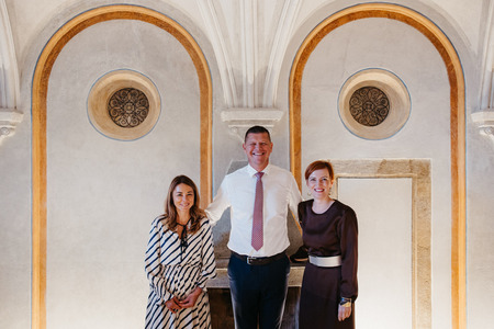 Župan z gostjama v vhodni avli.